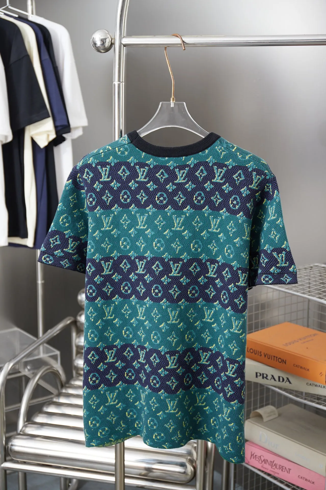 🅿️220 LV Louis 25ss spring and summer new style 3️⃣color jacquard knitted short-sleeved light luxury essential item for daily commuting for men and women Correct version Welcome to compare Detailed features · High-viscosity cotton material, high count cotton is added, dry and avoid stuffiness · Use exquisite intarsia patchwork technology to interpret Damier and Monogram patterns in soft indigo tones, with all-over intarsia patterns · Threaded neckline · Original main mark, washed tag, brand moisture-proof paper packaging Color: Green Size: S/M/L/XL